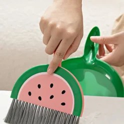 Discount 1 Set Färgglad Mini Mopp och Skyffel Set - Barnvänlig, Kompakt för Skrivbords- & Bordsrengöring - Rolig Fruktdesign (1 Mopp + 1 Skyffel)