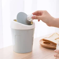 Hot 2 st Mini soptunna i plast, liten skrivbordspapperskorg med svänglock för hem, kontor, kök, sovrum, badrum (blå + grön)