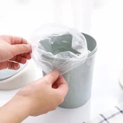 Hot /EA/ 2 stycken (Blå + Grön) Mini soptunnor i plast, Miniatyr soptunnor för skrivbord med vridbara lock för hem, kontor, kök, sminkbord