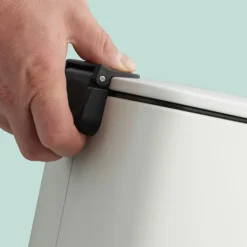 Discount Northix Fyrkantig pedalbehållare 8L med mjukstängande lock och foder