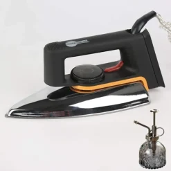 Hot Gammal stil elektrisk strykjärn av typen strykjärn utan ånga, varm alun