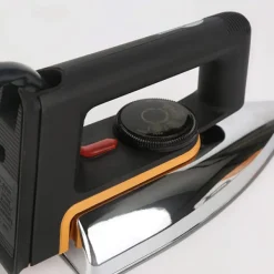 Hot Gammal stil elektrisk strykjärn av typen strykjärn utan ånga, varm alun