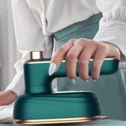 Sale Hushålls mini elektrisk ångstrykjärn Bärbar våt och torr strykmaskin Roterande handhållen plaggstrykmaskin