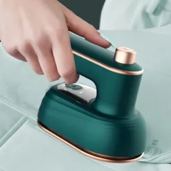 Sale Hushålls mini elektrisk ångstrykjärn Bärbar våt och torr strykmaskin Roterande handhållen plaggstrykmaskin