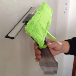 Hot 3-i-1 Spray-Skrapa Borste Vattenspray Fönsterrengörare Glasskrapa Torkare Mikrofiberdukset Grön