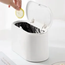 Online Liten papperskorg med lock för bordsskiva, minikorg för kök, kontor, badrum, toalett, sovrum, vit plastbehållare, liten skrivbordspapperskorg, soptunna, avfallskorg, 2L (vit) | Fyndiq