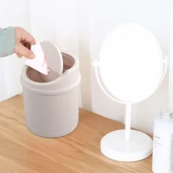 Clearance Liten soptunna i plast, mini-papperskorg för skrivbord med svänglock, rosa