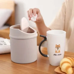 Clearance Liten soptunna i plast, mini-papperskorg för skrivbord med svänglock, rosa