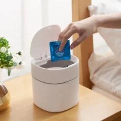 Best Mini papperskorg för skrivbord med lock, liten knopp, vit