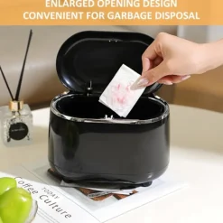 Mini Skrivbords Papperskorg, Soptunna med Lock, Liten Skrivbords Papperskorg, Liten Avfallskorg för Kök, Badrum, Kontor, Sminkbord (Svart)