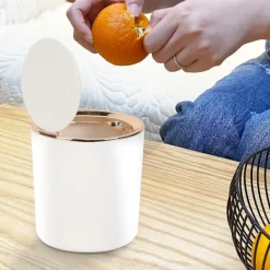 Hot AIZHENCHEN Mini Skrivbords Papperskorg med Lock 2,6 Liter Liten Plastavfallsbehållare för Bord för Badrum Kontor Sminkbord och Kök Vit