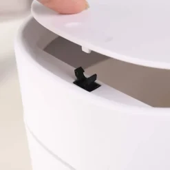 Outlet Modern Mini-sopkorg i plast med lock - Papperskorg för badrum, skrivbord, bordsskiva eller soffbord - Kassera bomullsrondeller, sminksponser