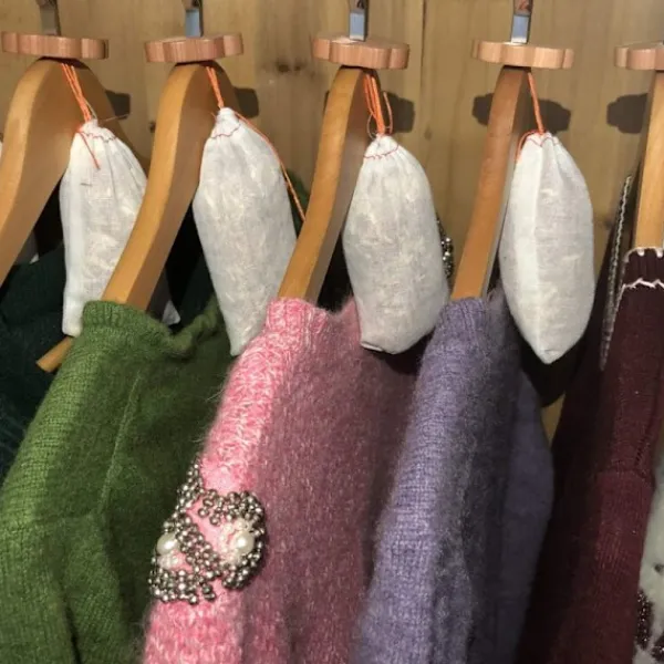 Naturligt Motskydd för Skåp, Motskyddande Träceder och Lavendelpåsar från Provence, Doftande Garderobspåsar för Mal, Kemikaliefria Malfällor