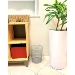 Sale Rubbermaid Commercial Products Concept Collection Mesh Metal Papperskorg, 5-Gallon, Passar Under Skrivbord, Silver, Soptunna för Skola/Kontor/Hem/Badrum | Fyndiq