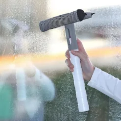 Discount Northix Städskrapa med Inbyggd Sprayflaska - Grå Blå