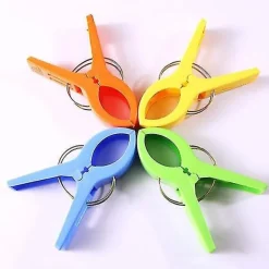 Discount Stora klädnypor i ljusa färger i plast för att hänga upp strandhanddukar, 8 st