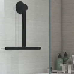 Clearance Svart Duschskrapa med Färgkrok och Sugpropp, Rengör Glas Harts och Gummi, Mått 23 x 22 x 3 cm och Vikt 0,1 kg, 2 års Garanti, R&D Design