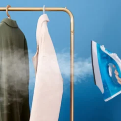 Outlet Torr, spray och vertikal strykning i blått, handhållen ånga