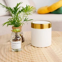 Hot (Vit) Mini soptunna med lock, liten mini soptunna i metall, mini bänksoptunnor för skrivbord bil kontor kök, svänglock soptunna 1,5 L