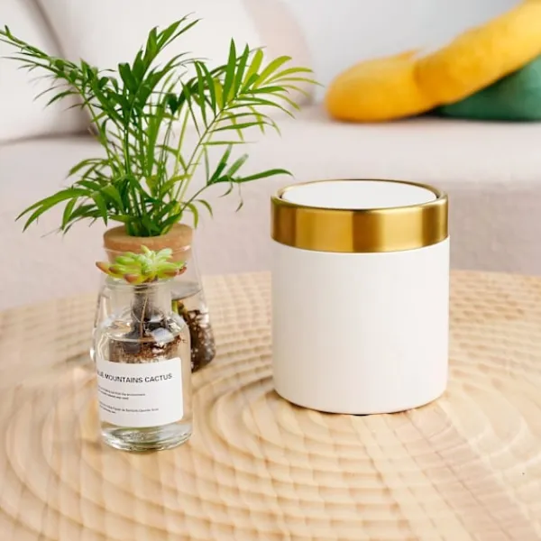 Hot (Vit) Mini soptunna med lock, liten mini soptunna i metall, mini bänksoptunnor för skrivbord bil kontor kök, svänglock soptunna 1,5 L