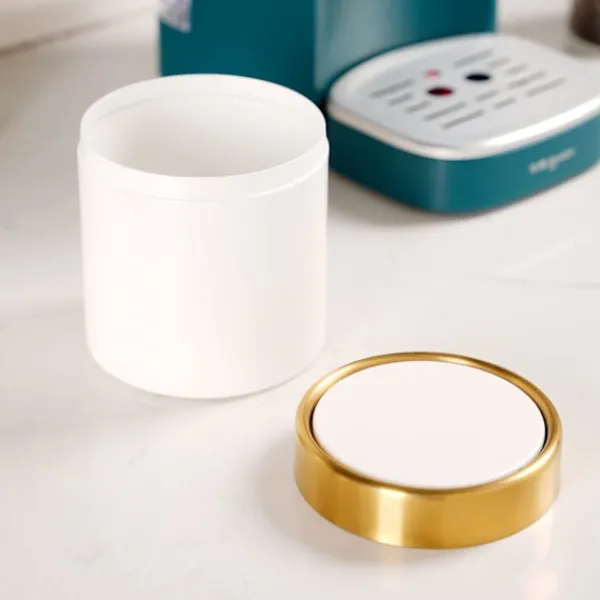 Hot (Vit) Mini soptunna med lock, liten mini soptunna i metall, mini bänksoptunnor för skrivbord bil kontor kök, svänglock soptunna 1,5 L